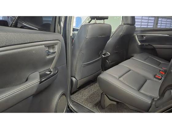 TOYOTA HILUX SW4 2.8 D-4D TURBO DIESEL SRX 7L 4X4 AUTOMÁTICO TOYOTA HILUX SW4 2.8 D-4D TURBO DIESEL SRX 7L 4X4 AUTOMÁTICO